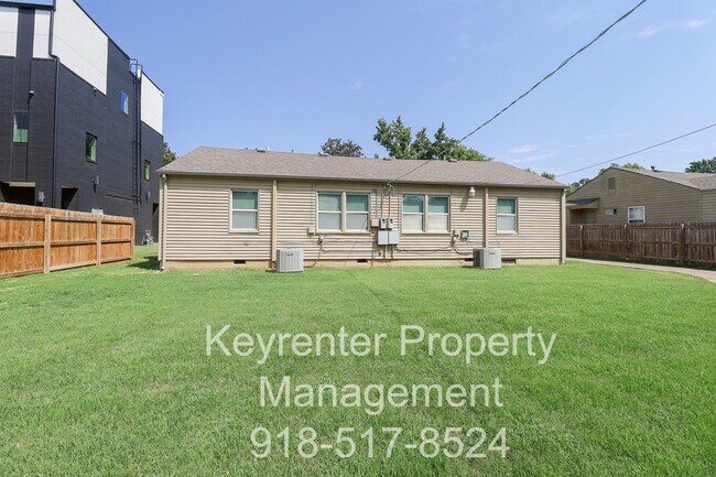 Foto del edificio - Beautiful 2 Bed 1 Bath in Quiet Area - NO PETS ALLOWED