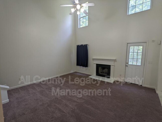 Building Photo - 834 Hillandale Ln