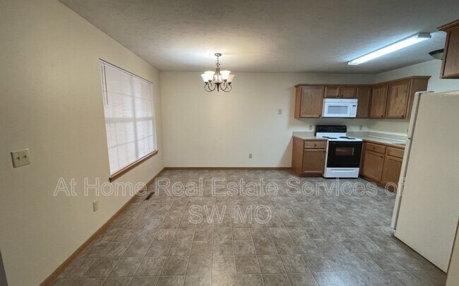 Building Photo - 2811 W Silverleaf St