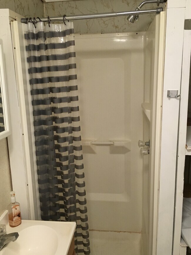 full bath shower only in bedroom 2 - 231 N Prairie St