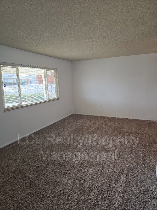 Foto del edificio - 28229 W Worcester Rd