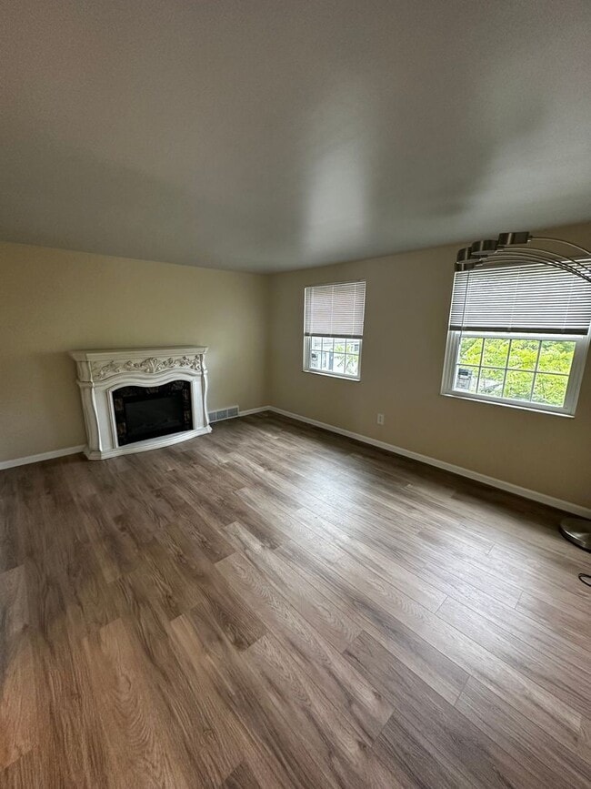 Building Photo - 239 Whitestown Village