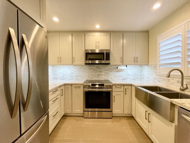 Building Photo - Fresh 2 Bedroom 2.5 Bath Townhome in Downt...