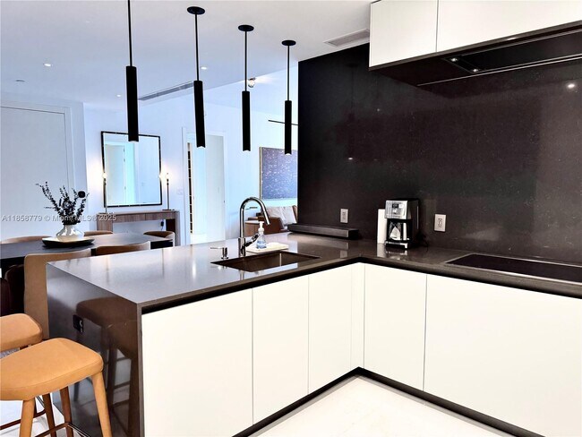Building Photo - 300 Biscayne Blvd Way