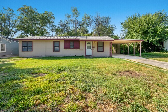 Photo - Highland Park Gem- 3/1 with Large Yard House