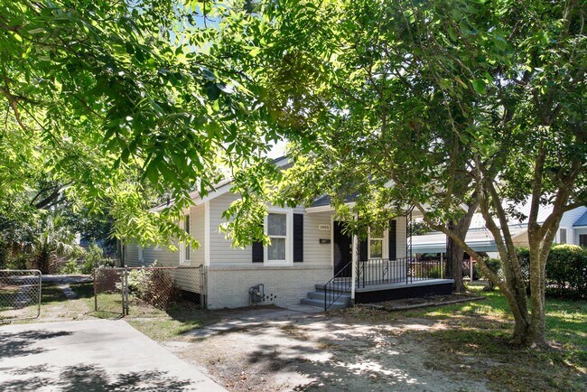 Foto del edificio - Large 3BR/2BA Home Walking Distance to Daf...