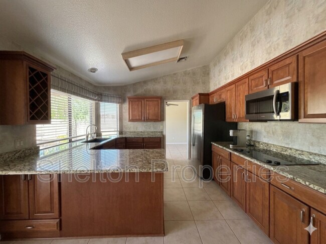 Building Photo - 9418 W Tonto Ln