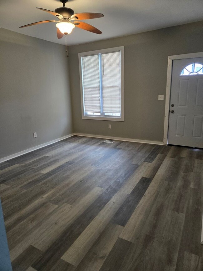 Building Photo - Renovated 3bed 2bath