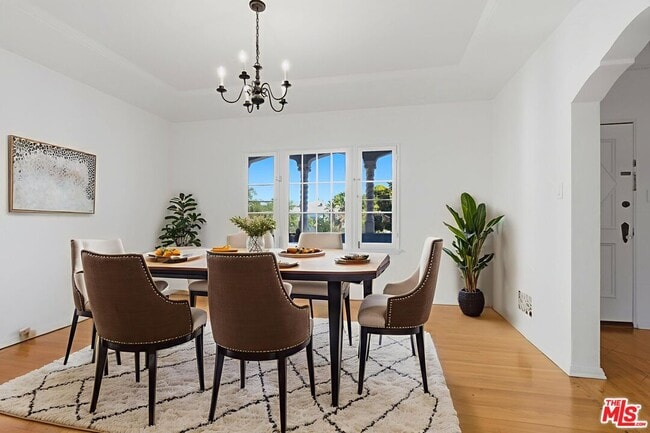 Building Photo - 307 S Doheny Dr