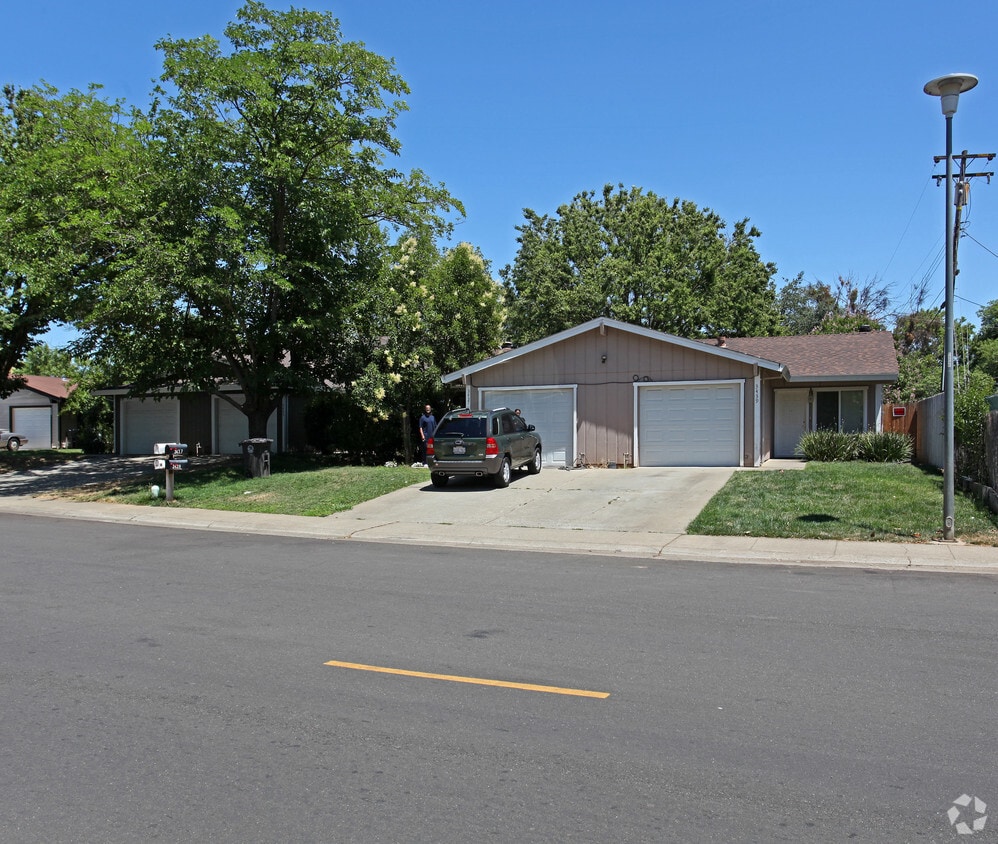 Building Photo - 3433-3439 Viking Dr
