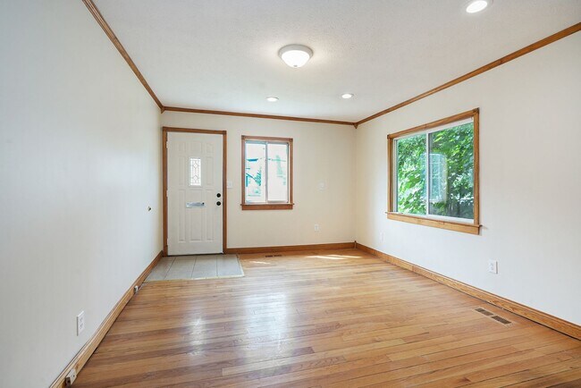 Building Photo - 3 Bedroom, 2 Bath Home in Grand Rapids! Av...