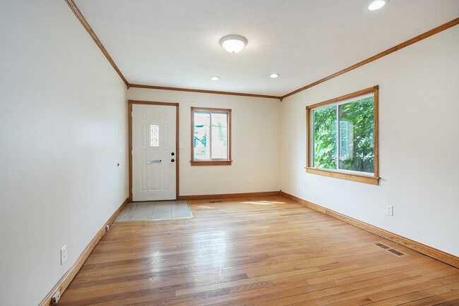 Building Photo - 3 Bedroom, 2 Bath Home in Grand Rapids! Available Now- Includes Washer and Dryer!