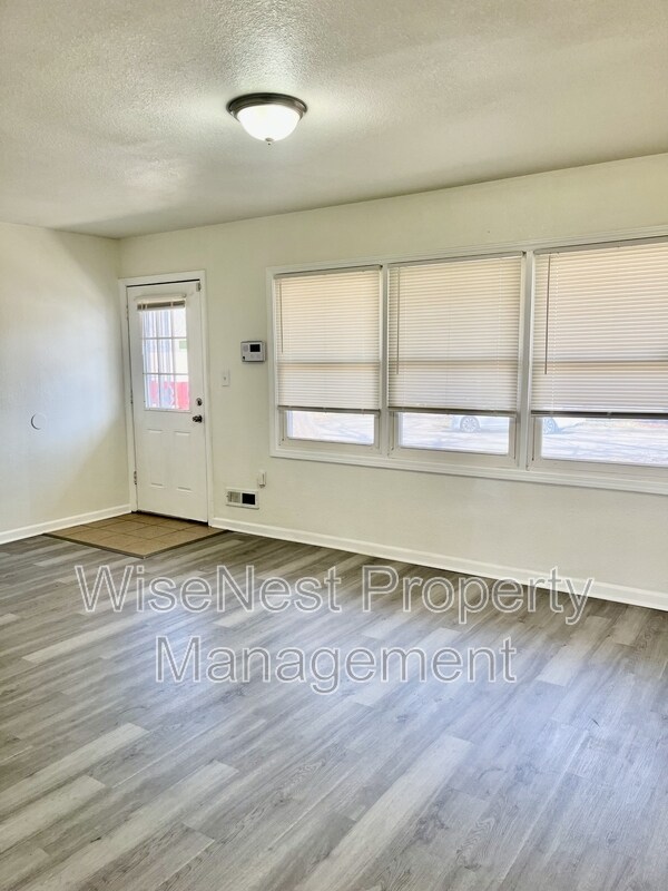 Foto del edificio - 10804 Newton Ave