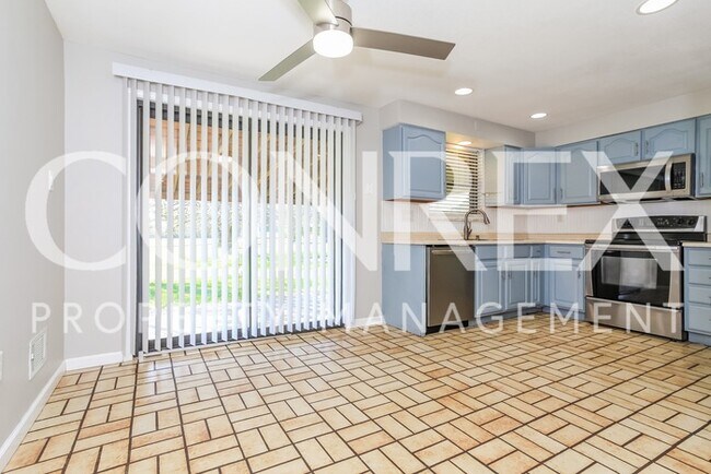 Building Photo - Beautiful Brick Ranch House with Breakfast...