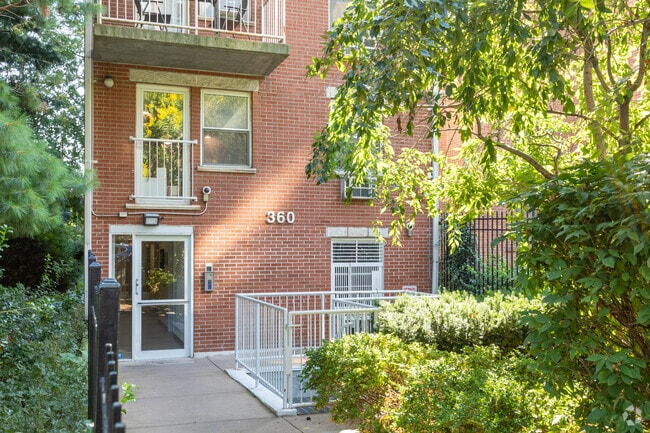 Building Photo - 360 W 28th St
