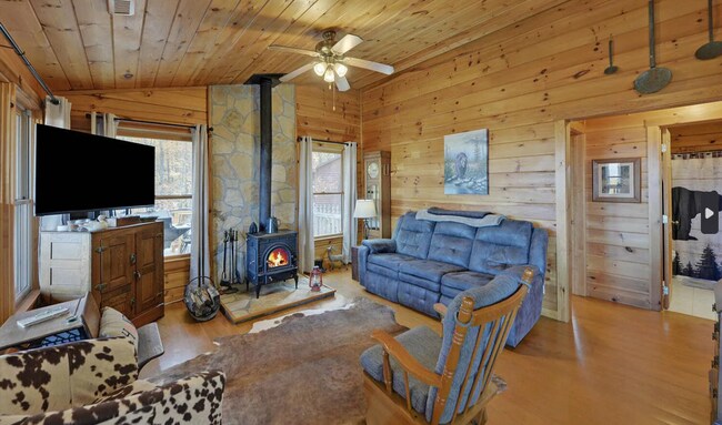 Building Photo - 636 Enchanting Cir