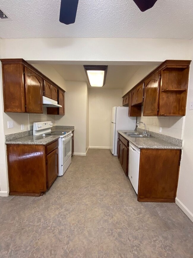 Building Photo - 657 W Parlier Ave