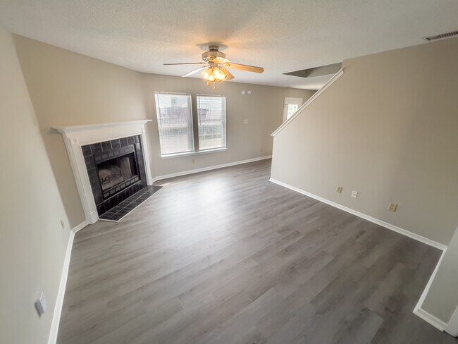 Building Photo - Newly Renovated Noblesville Home