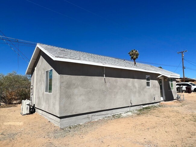 Foto del edificio - 2 Bedroom 1 Bath Home - Large Lot - Close to 29 Palms Marine Base