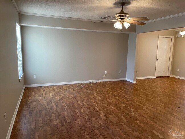 Foto del edificio - 327 Robin Hood Ln