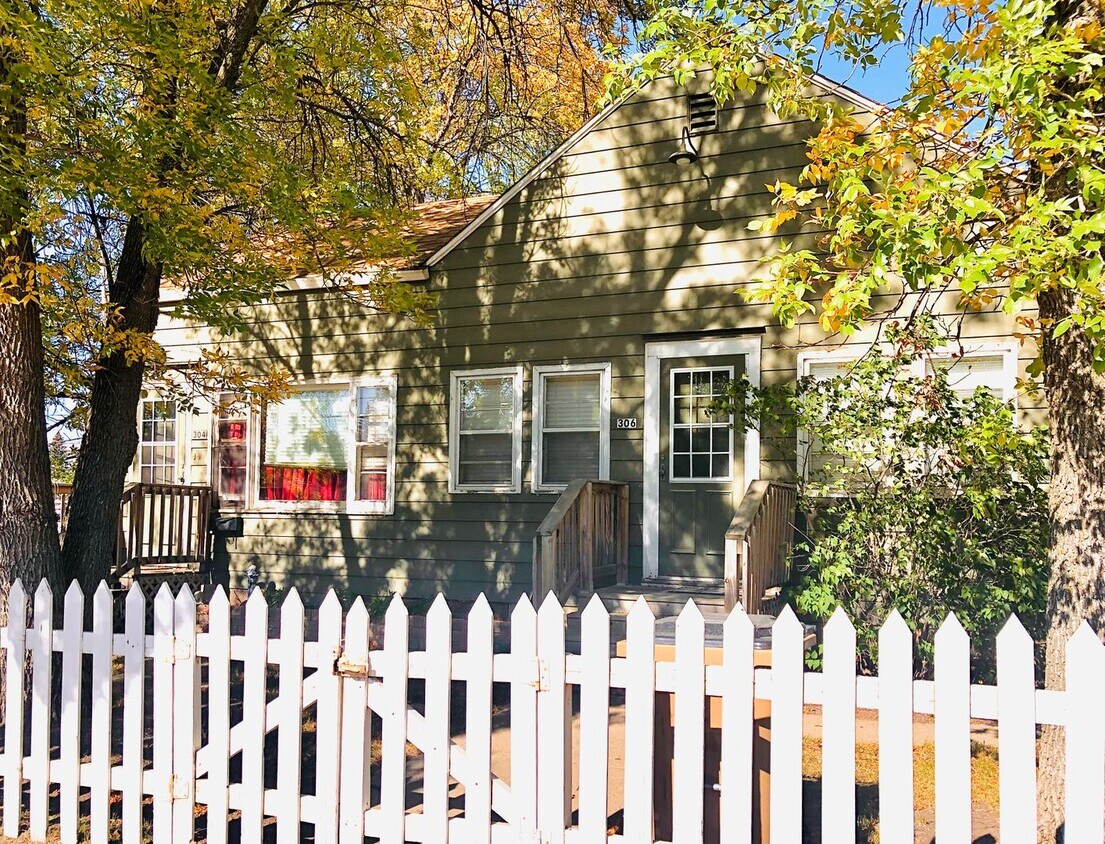 Primary Photo - 304 14th Ave SW
