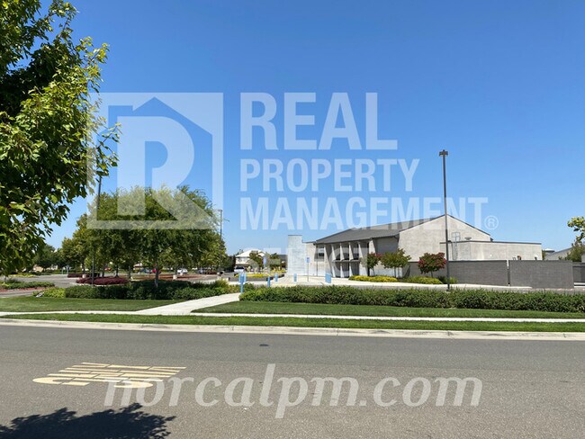 Building Photo - Spacious 4 bed 3 bath in Roseville