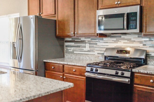 Building Photo - Exquisitely Maintained Move-in Ready!