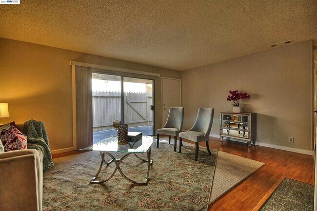 Foto del edificio - For Rent – Charming 2BR single level condo...