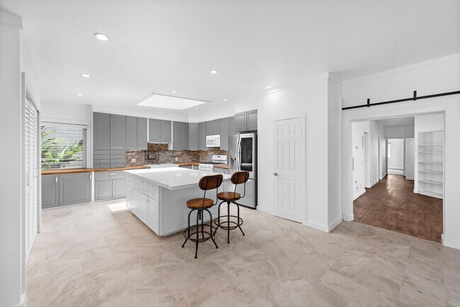 Building Photo - 21 W Avenida San Gabriel