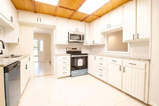 Foto del edificio - 4 Bedroom 3 Bathroom 2 Car Garage