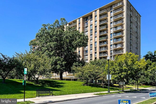 Building Photo - 4600 S Four Mile Run Dr