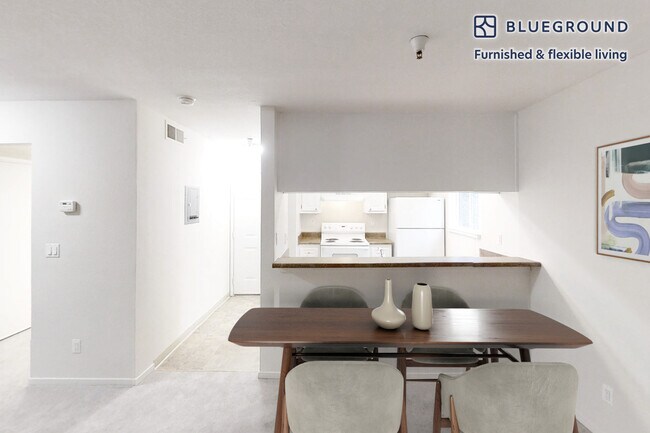 Foto del edificio - 121 Roble Rd