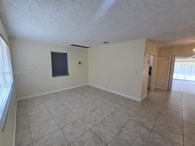 Foto del edificio - 2511 Plunkett St