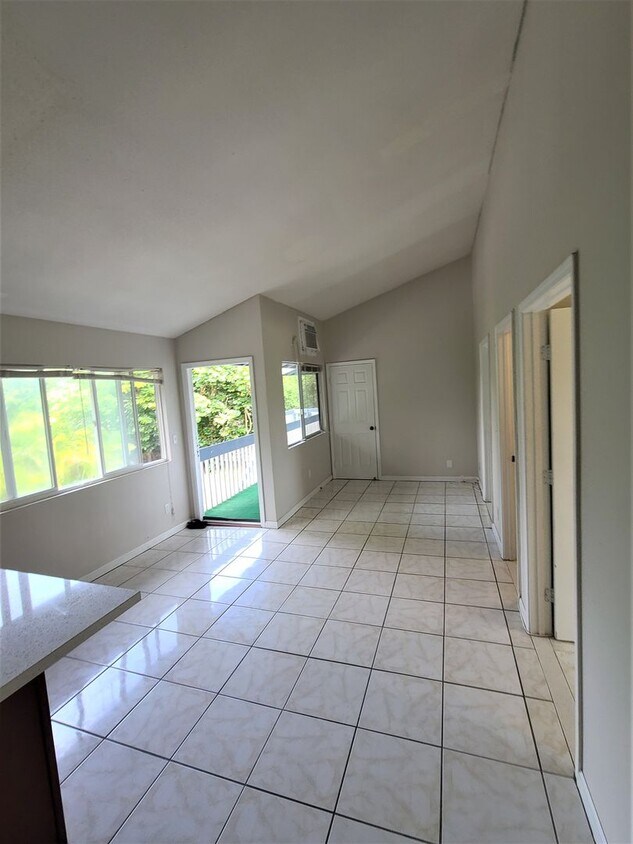 Building Photo - 2 bed, 2 bath, 10 minute walk from everything