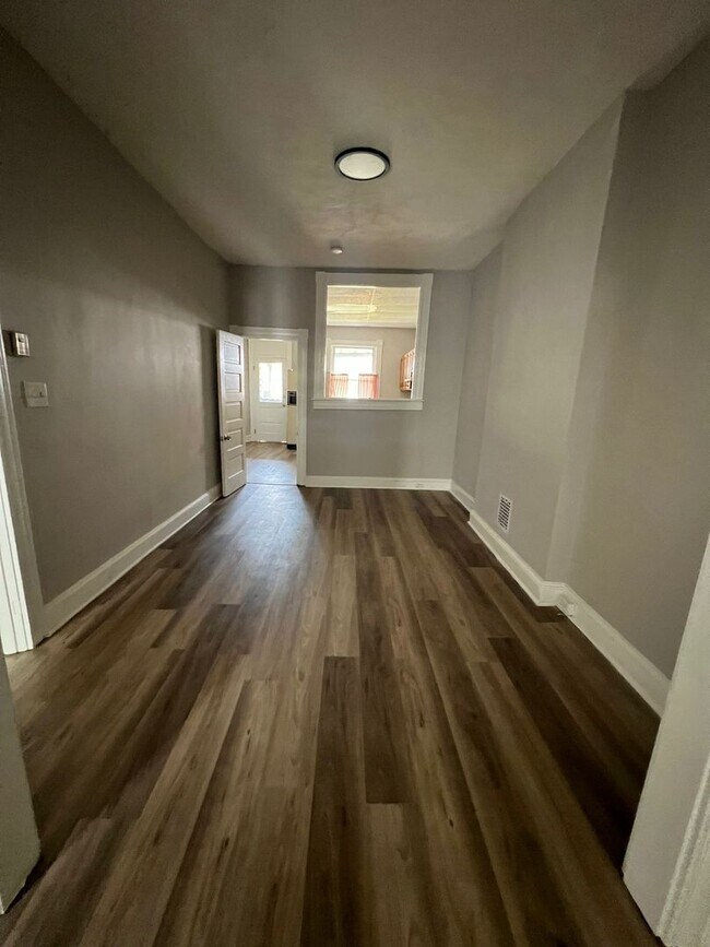 Foto del edificio - Three Bedroom One Bathroom Recently Renova...
