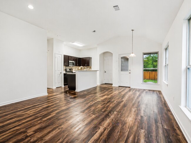 Foto del edificio - 3 Bedroom 2 bath and flex room and 2 car garage