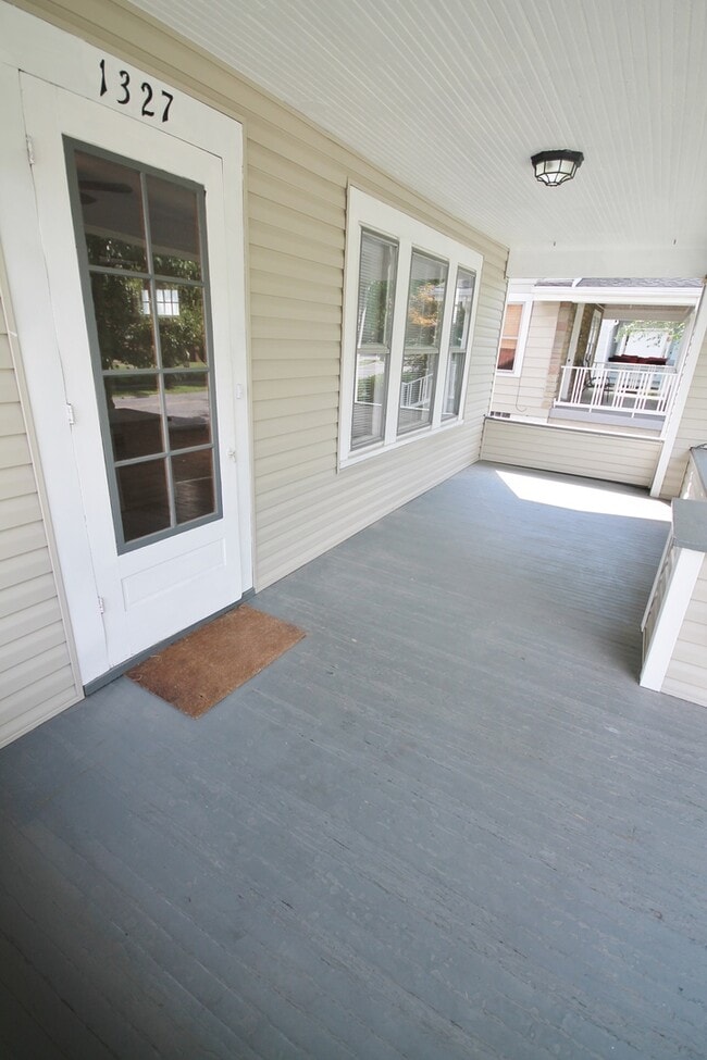 Building Photo - 3 Bedroom House - Grandview Area