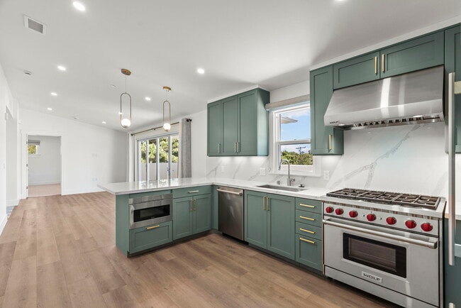 401  Kitchen - 825 De la Vina St