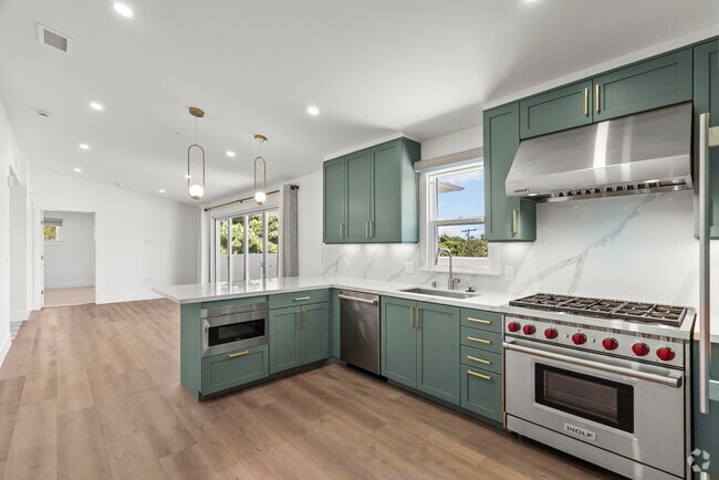 401  Kitchen - 825 De la Vina St