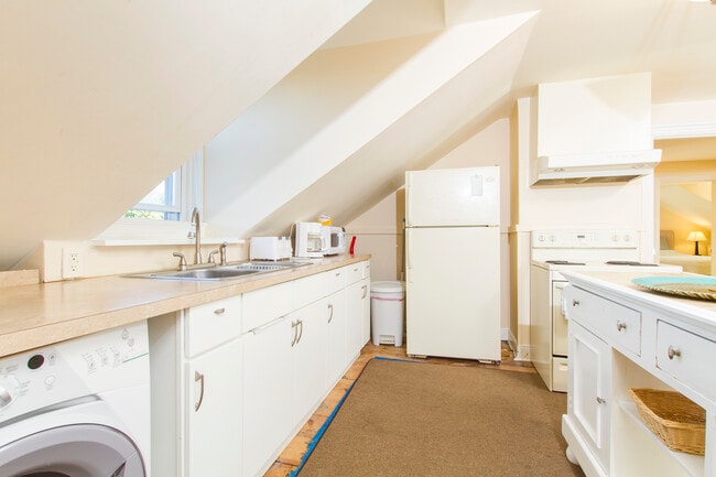 Building Photo - 95 Coggeshall Ave