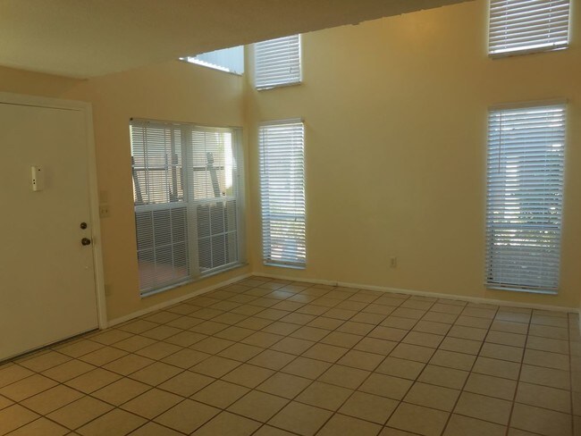 Building Photo - Loft Townhouse