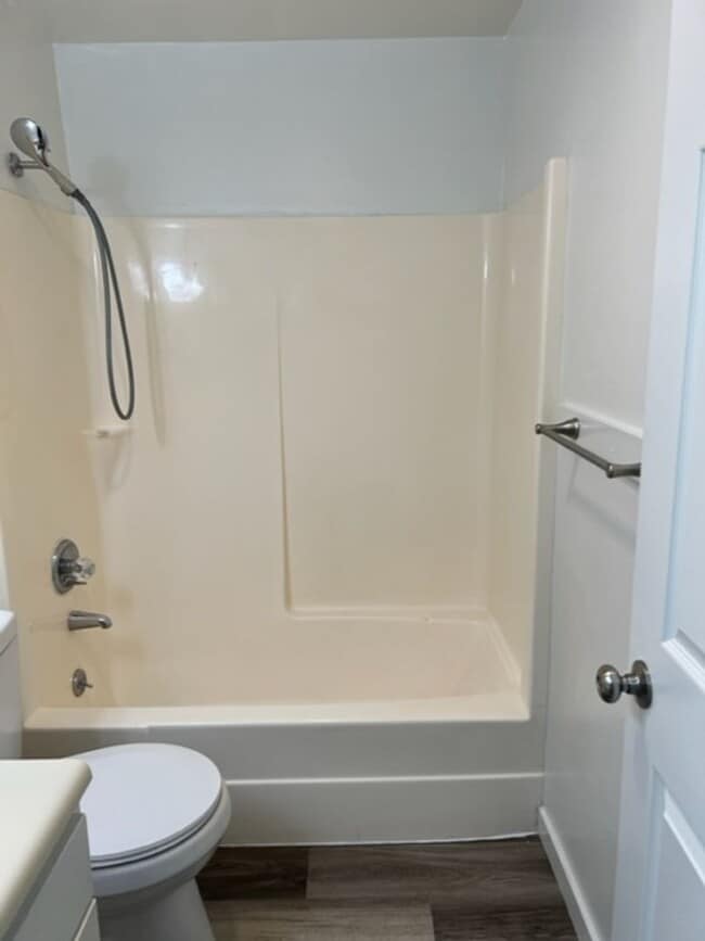 Building Photo - REMODELED 2 BEDROOM TOWNHOME