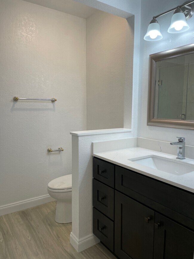 Baño principal - 1111 Lord Nelson Ln