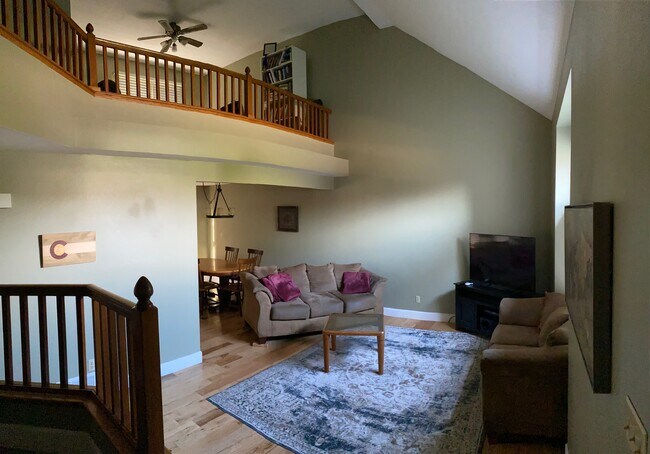 Building Photo - 2719 Whitworth Dr