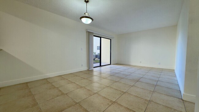 Foto del edificio - Lakefront one bedroom condo in Palm Beach Grande