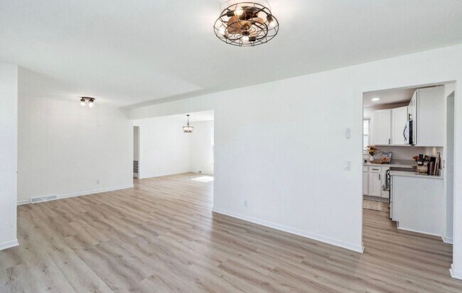 Building Photo - 114 Hankins Dr