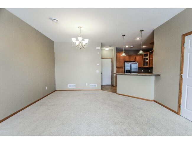 Building Photo - *3Bed*2.5Bath plus loft*1852 SqFt- Great A...