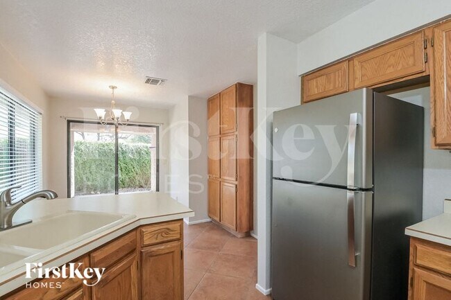 Foto del edificio - 3240 N Hill Farm Dr