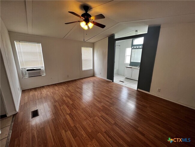 Foto del edificio - 220 Six Pines Rd