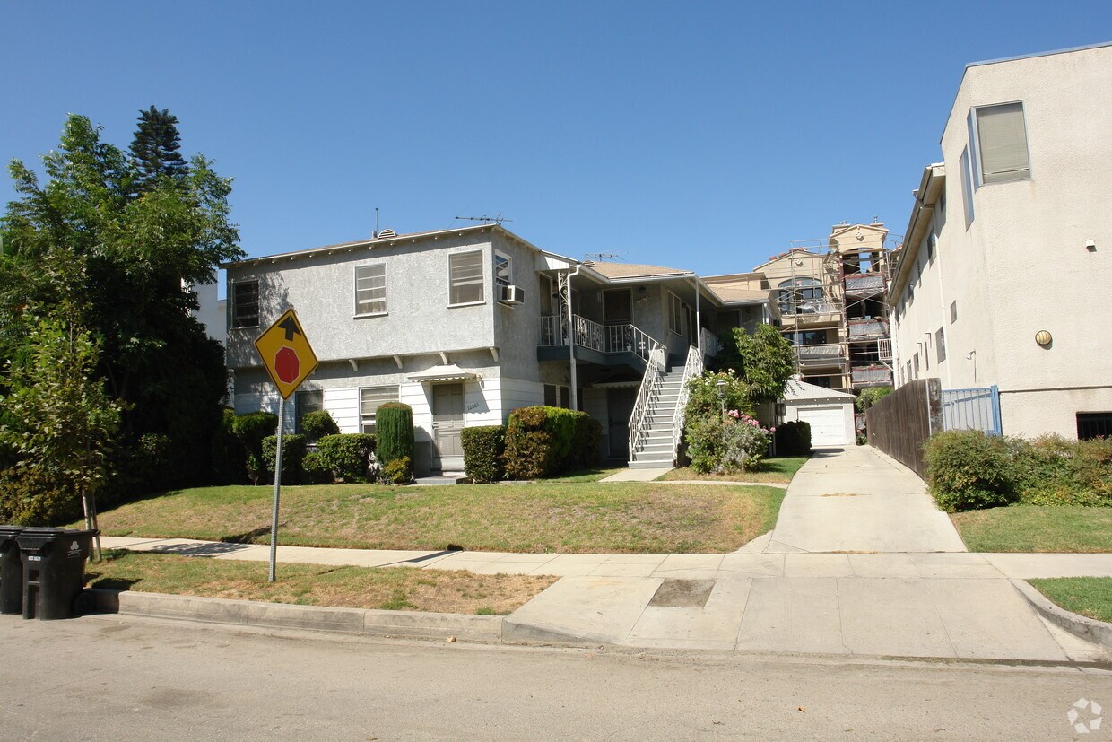 Primary Photo - 12061-12065 Hoffman St